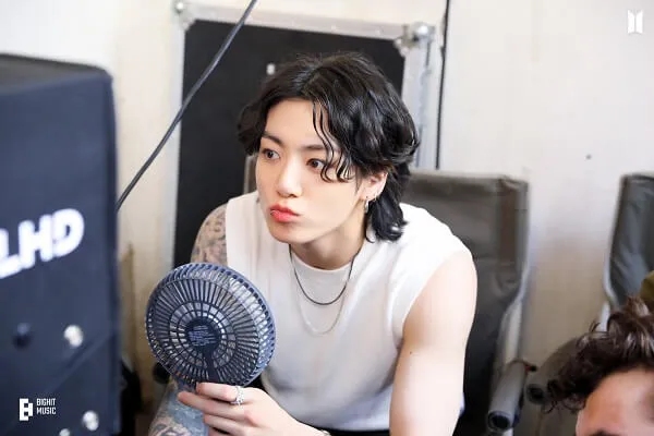 Ảnh jungkook đây là một người đàn ông thổi khô tóc bằng máy sấy