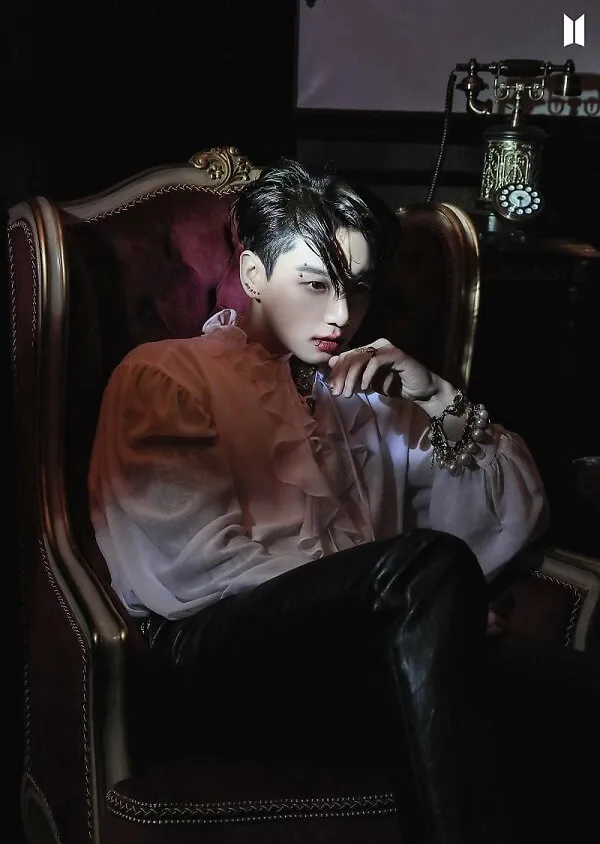Ảnh jungkook ngầu ai đó đang ngồi trên ghế với một điếu thuốc trong tay họ