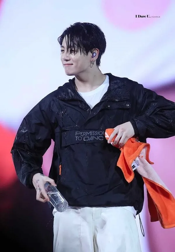 Ảnh jungkook chibi có một người đàn ông đang cầm điện thoại di động trong tay