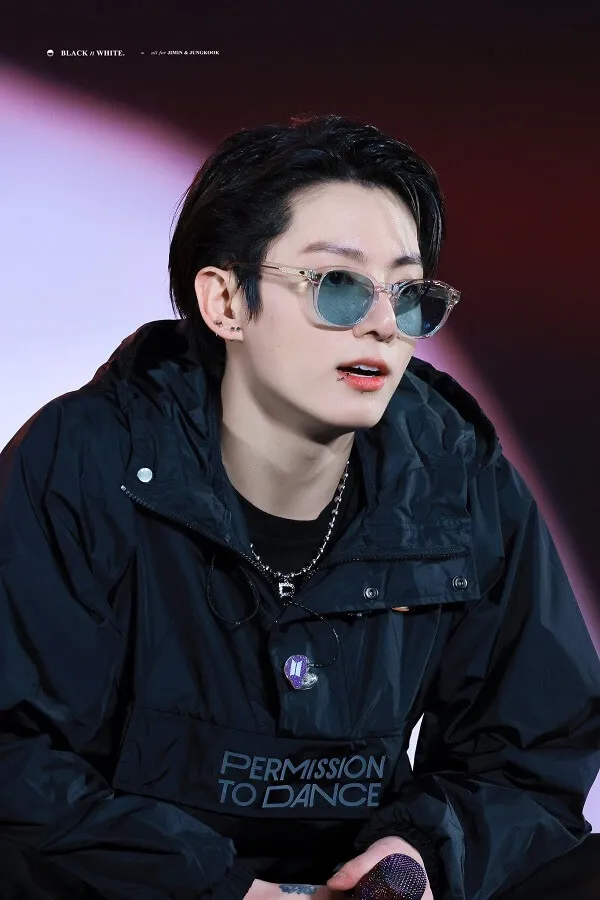 Ảnh jungkook chibi có một người đàn ông mặc áo khoác đen và kính râm cầm điện thoại di động