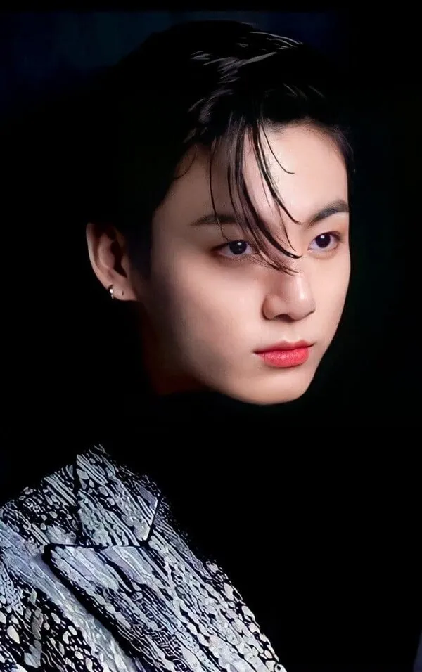 Ảnh jungkook có một người phụ nữ đang cầm điện thoại di động trong tay