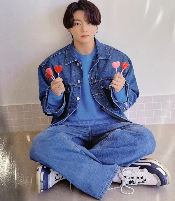 Ảnh jungkook có một người phụ nữ ngồi trên sàn với kẹo mút trong tay