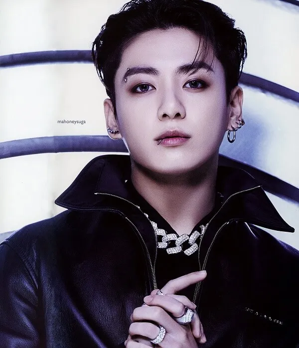 Ảnh jungkook cute hình của một người đàn ông mặc áo khoác da tạo dáng cho bức tranh