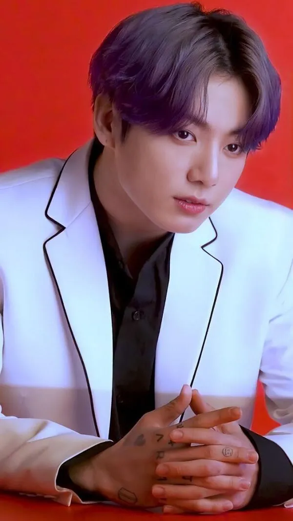 Ảnh jungkook múi có một người đàn ông mặc bộ đồ trắng ngồi bàn