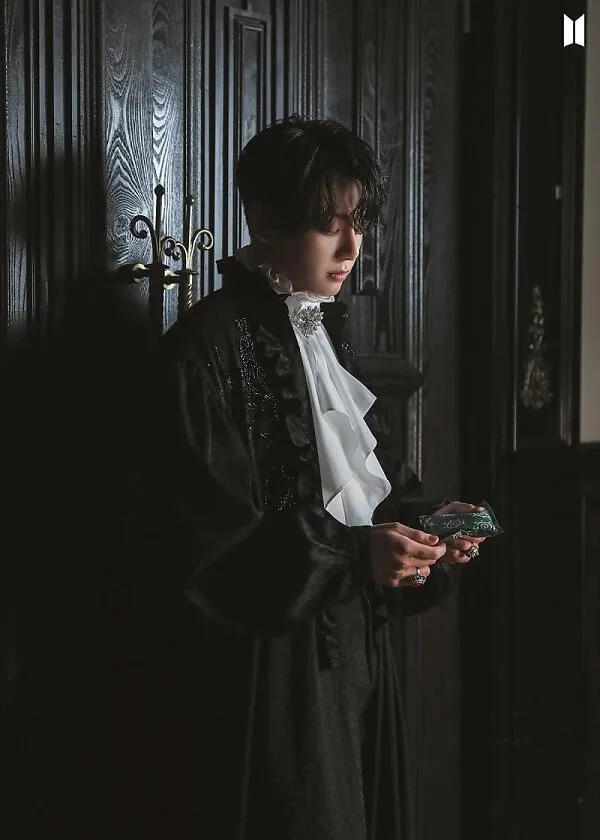 Ảnh jungkook ngầu có một người phụ nữ đứng trước cửa cầm điện thoại di động