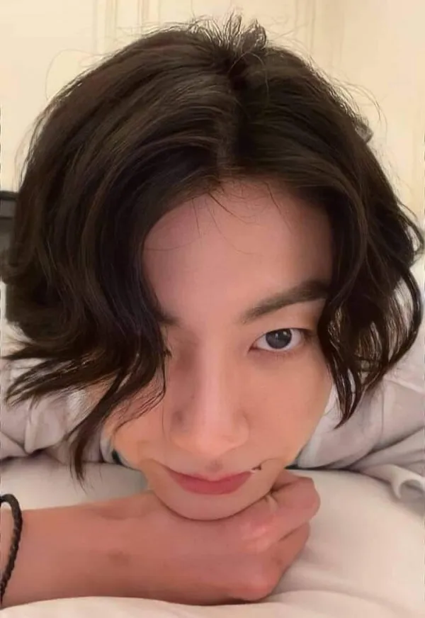Ảnh jungkook múi có một người phụ nữ nằm trên giường với cằm