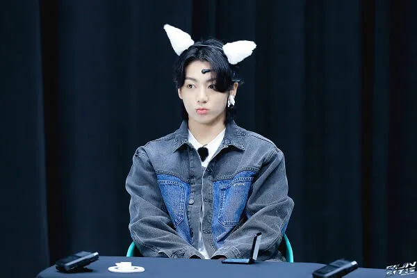 Ảnh jungkook múi người đàn ông đang ngồi bàn với tai mèo trên đầu