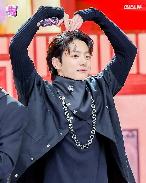 Ảnh jungkook nam diễn viên hàn quốc lee kwan mặc áo khoác đen với dây chuyền quanh cổ và hai tay sau đầu