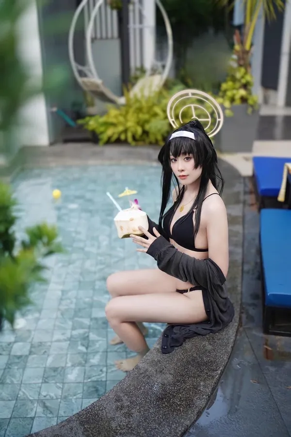 Ảnh kozeki ui bikini người phụ nữ ăn mặc gọn gàng ngồi trên mép hồ bơi với cocktail trong tay