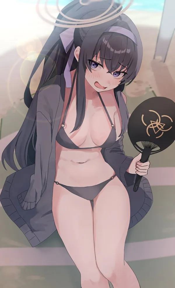 Kozeki ui xinh đẹp cô gái anime trong bộ bikini cầm vợt và gương