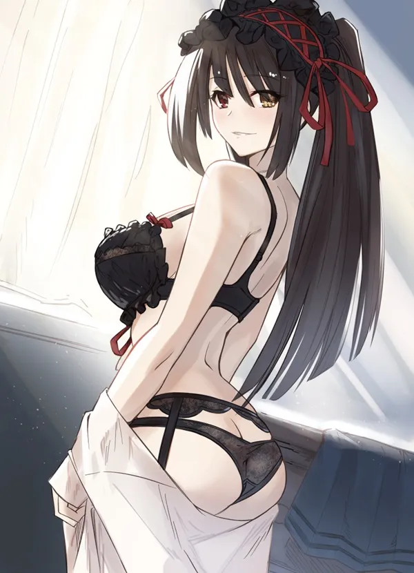 Ảnh kurumi tokisaki sexy người phụ nữ mặc đồ lót với mái tóc đen và trắng đứng cạnh cửa sổ