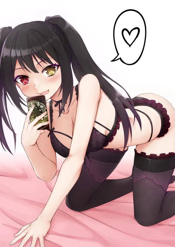 Ảnh kurumi tokisaki sexy nhân vật anime nữ nằm trên giường với điện thoại di động trong tay