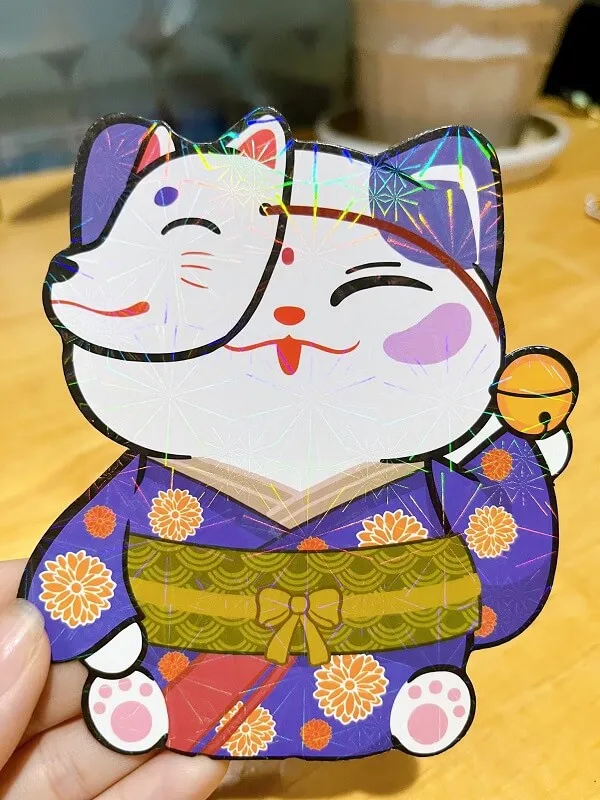 Lì xì có một người cầm cái giấy cắt ra khỏi con mèo