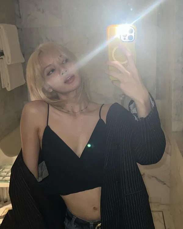 Hình ảnh lisa ngầu người phụ nữ tóc vàng chụp tự sướng với điện thoại di động của mình trong phòng tắm