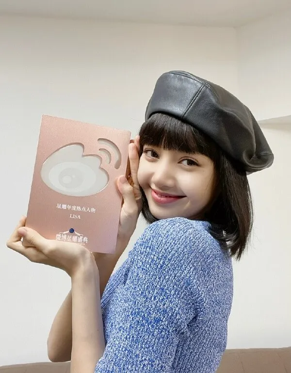 Ảnh lisa dễ thương có một người phụ nữ đang cầm cuốn sách trong tay