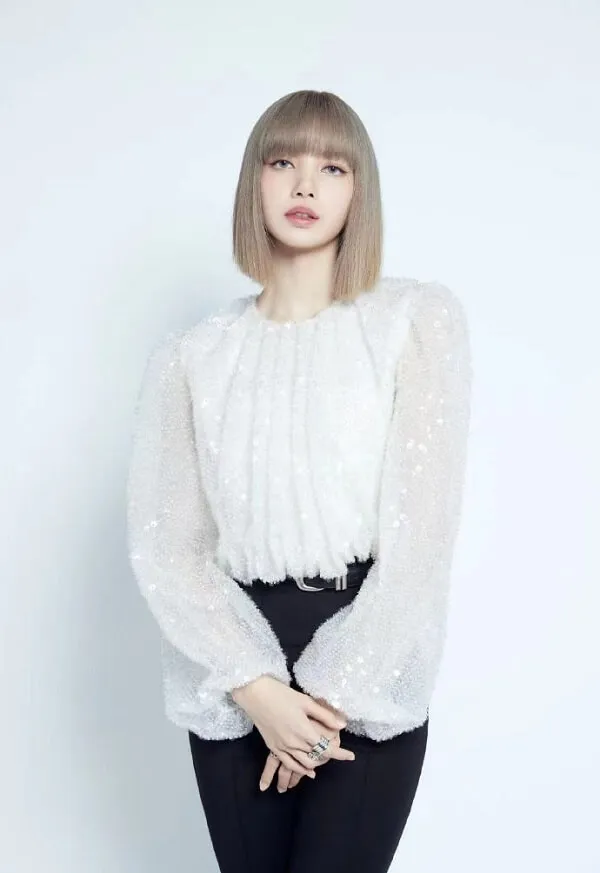 Hình ảnh lisa của một người phụ nữ mặc áo cánh trắng và quần đen