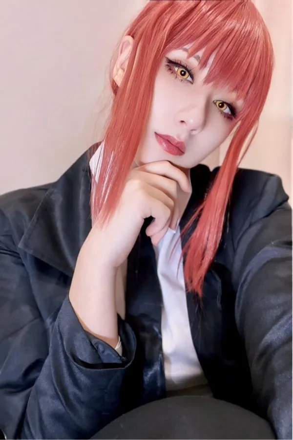 Ảnh makima hentai có một người phụ nữ mái tóc dài màu hồng và áo khoác đen