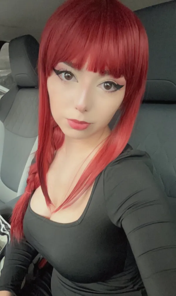 Ảnh makima hentai có một người phụ nữ mái tóc đỏ dài ngồi trong xe hơi