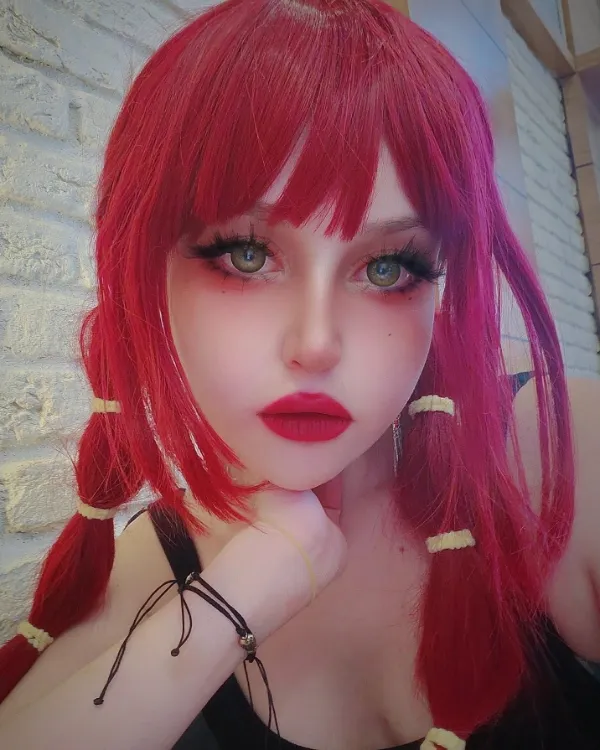 Ảnh makima hentai có một người phụ nữ mái tóc đỏ dài tạo dáng cho bức tranh