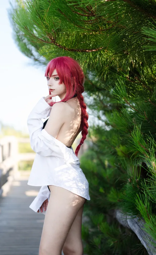 Ảnh makima hentai có một người phụ nữ mái tóc đỏ đứng trên cây cầu gỗ