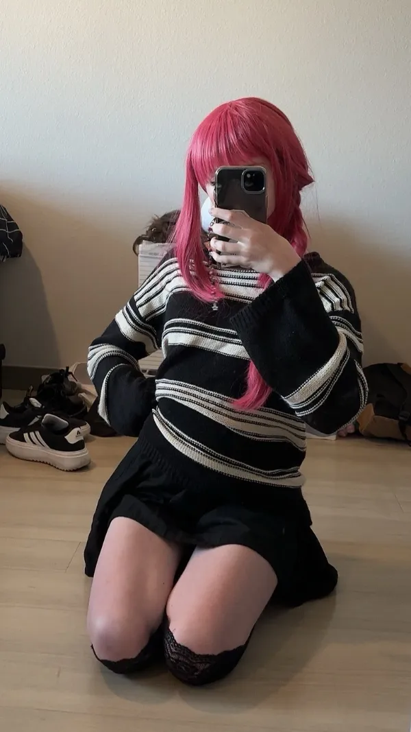 Ảnh makima hentai có một người phụ nữ mái tóc màu hồng ngồi trên sàn nhà chụp