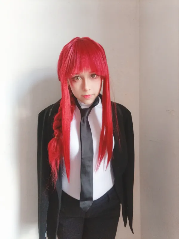 Ảnh makima hentai có một người phụ nữ với mái tóc đỏ dài mặc bộ đồ và cà vạt