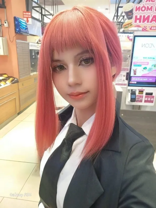 Ảnh makima hentai có một người phụ nữ mái tóc dài màu hồng mặc bộ đồ và cà vạt