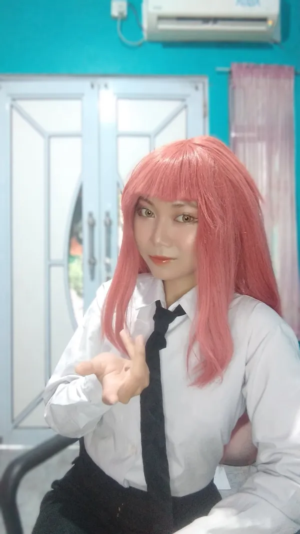 Ảnh makima hentai có một người phụ nữ mái tóc hồng và chiếc cà vạt tạo dáng cho bức tranh
