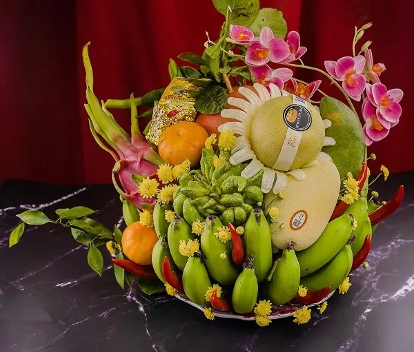 Ảnh mâm ngũ quả trái cây và rau được sắp xếp trong một cái giỏ trên bàn