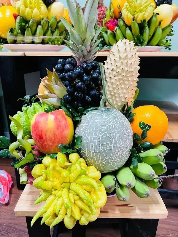 Ảnh mâm ngũ quả có nhiều loại trái cây và rau khác nhau trên bàn