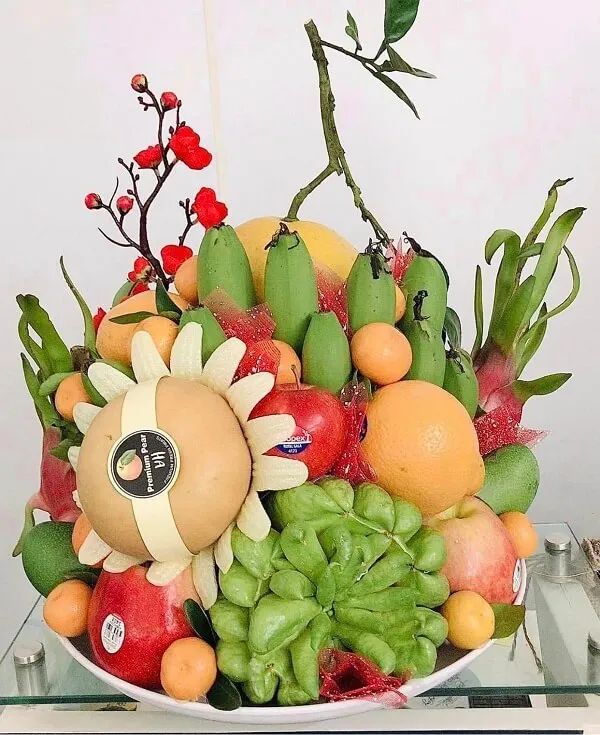 Hình ảnh mâm ngũ quả đẹp nhất trái cây và rau được sắp xếp trong một cái bát trên bàn kính