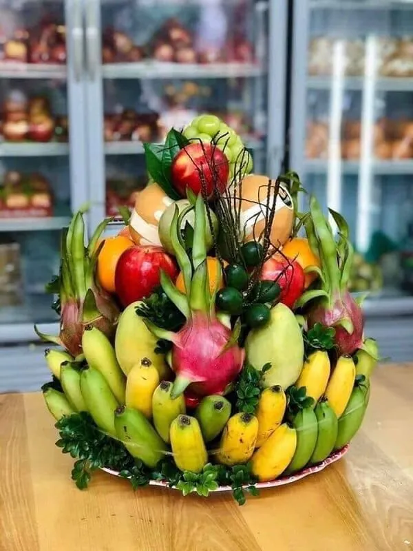 Ảnh mâm ngũ quả trái cây và rau được sắp xếp trong một giỏ trên bàn