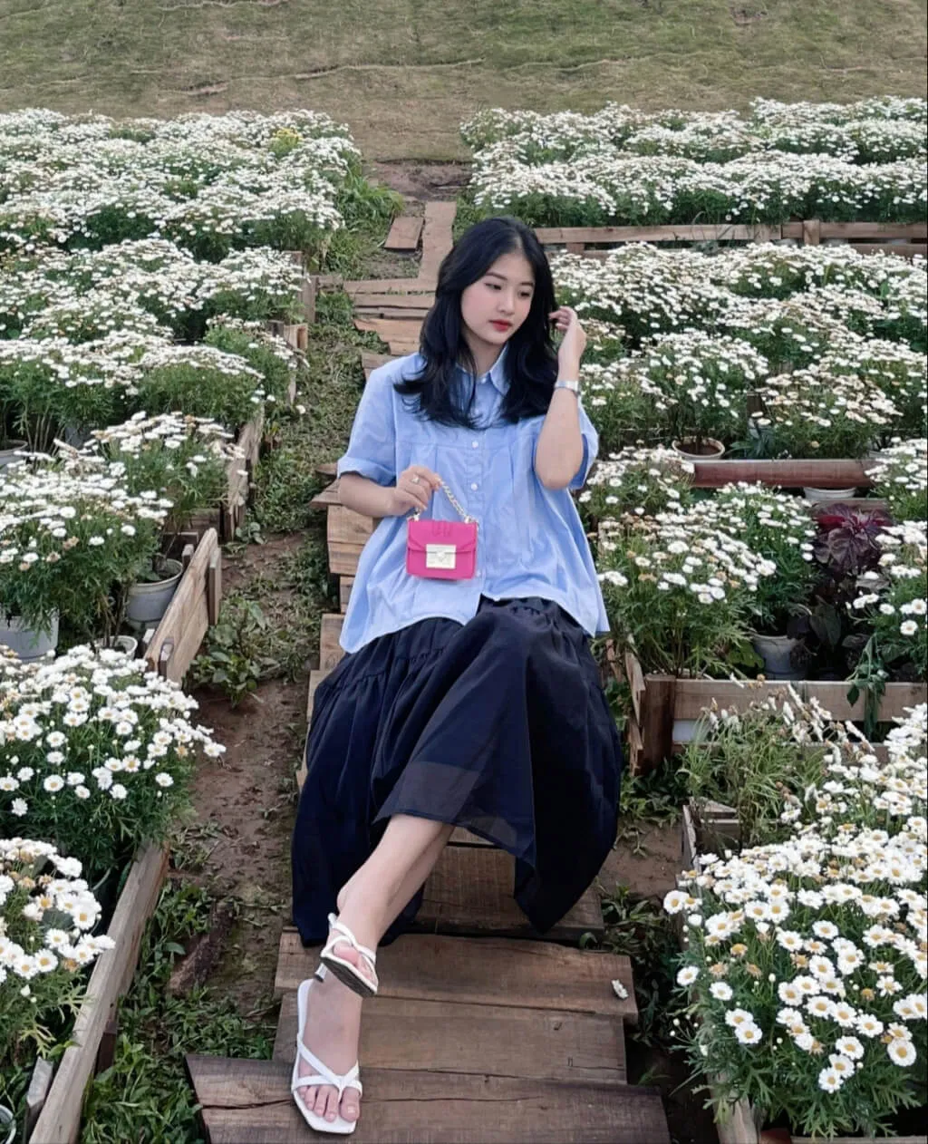 Ảnh mạng gái xinh 2k5 có một người phụ nữ ngồi trên bục gỗ nói chuyện điện thoại di động