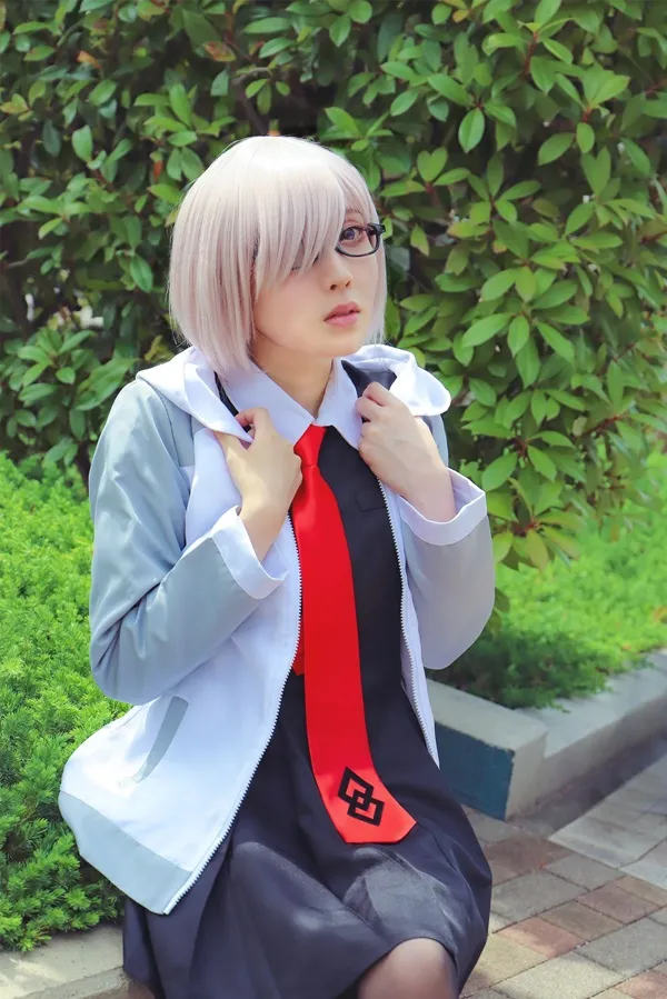 Ảnh mash kyrielight hentai có một người phụ nữ ngồi trên ghế dài với chiếc cà vạt màu đỏ
