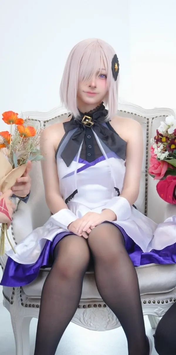 Ảnh mash kyrielight hentai có một người phụ nữ ngồi trên ghế với bó hoa