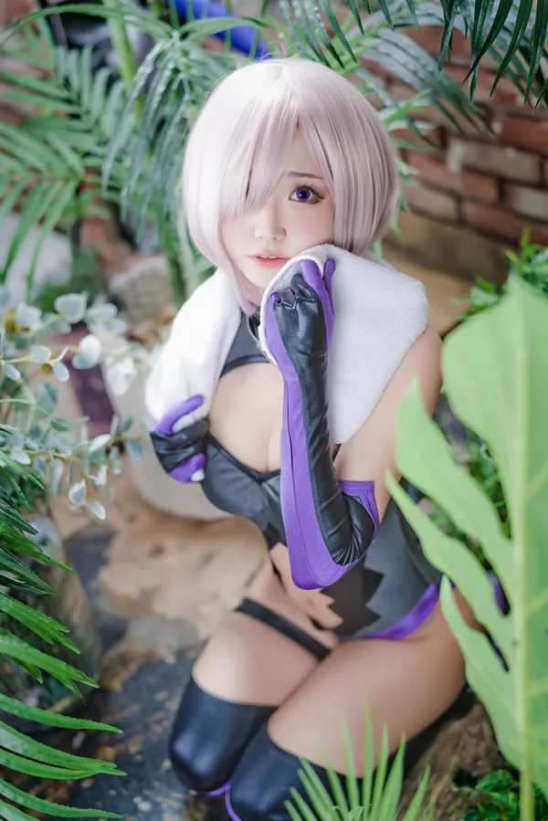 Ảnh mash kyrielight bikini có một người phụ nữ mái tóc màu hồng và găng tay tạo dáng cho bức tranh