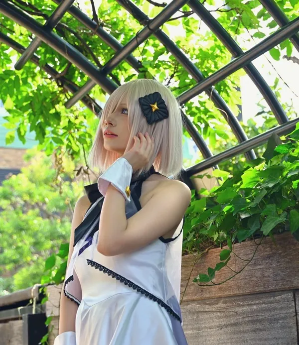 Ảnh mash kyrielight hentai có một người phụ nữ mặc trang phục và cầm điện thoại di động