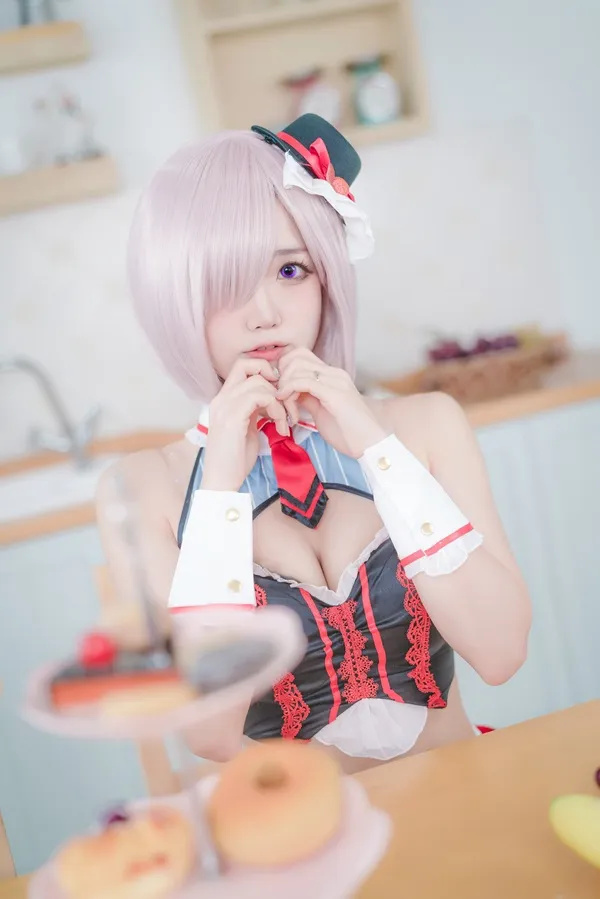 Ảnh mash kyrielight hentai có một người phụ nữ đang ngồi bàn ăn bánh rán