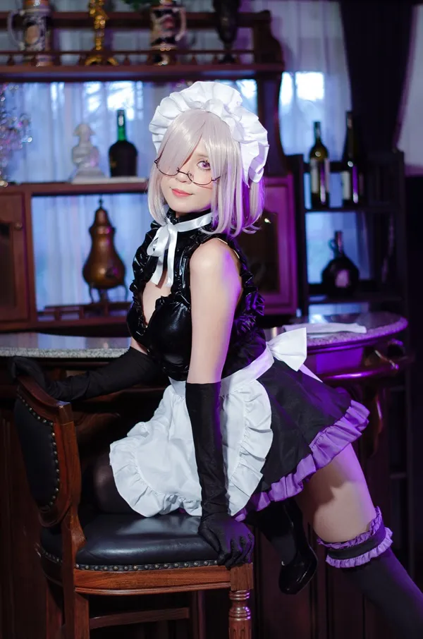 Ảnh mash kyrielight hentai có một người phụ nữ đang ngồi trên ghế trong phòng