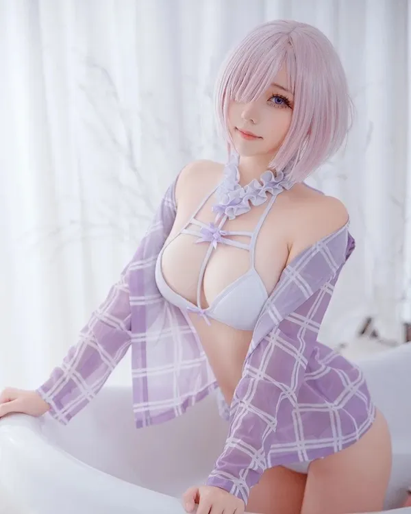 Ảnh mash kyrielight hentai có một người phụ nữ đang ngồi trong bồn tắm