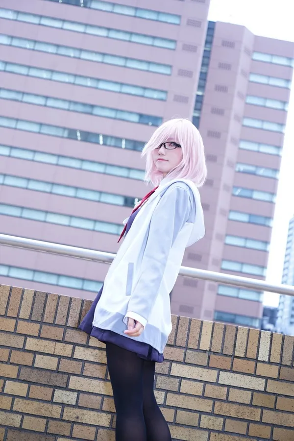 Ảnh mash kyrielight hentai có một người phụ nữ mái tóc màu hồng và kính đứng trên gờ