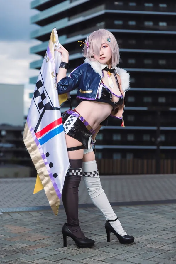 Ảnh mash kyrielight hentai trang phục phụ nữ trong cosplay tạo dáng với chiếc trước tòa nhà lớn