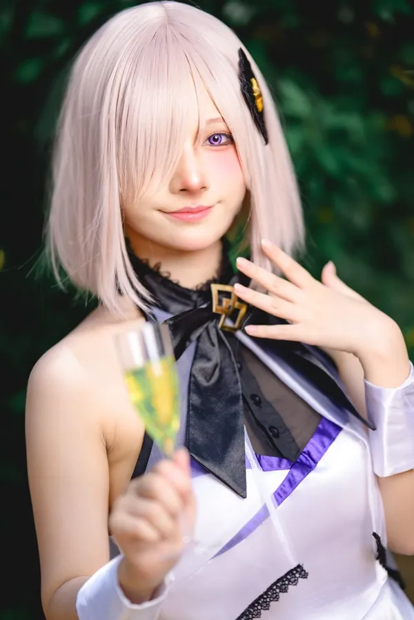 Ảnh mash kyrielight hentai cô gái cosplay anime với mái tóc hồng cầm dao và gương trên tay