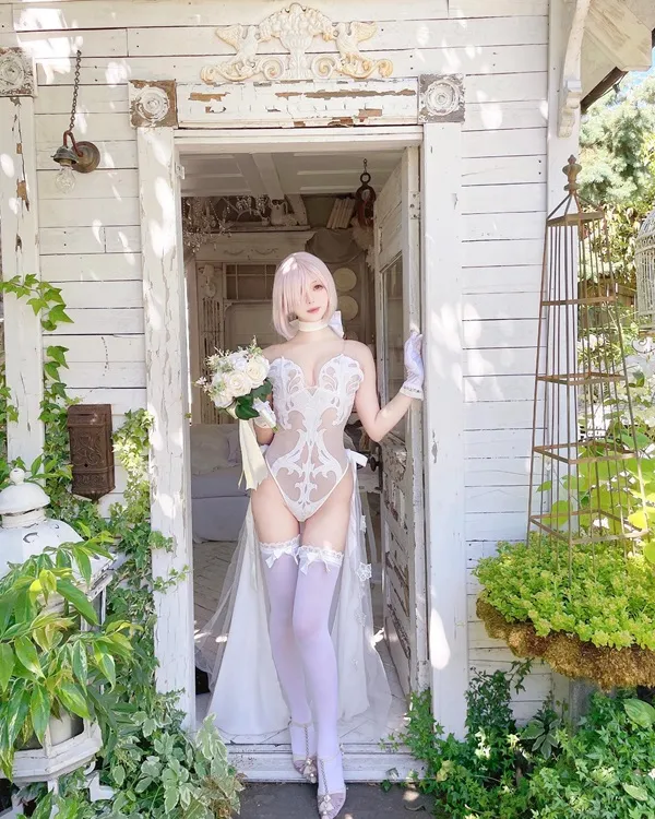 Ảnh mash kyrielight hentai có một người phụ nữ đang đứng bên ngoài ngôi nhà