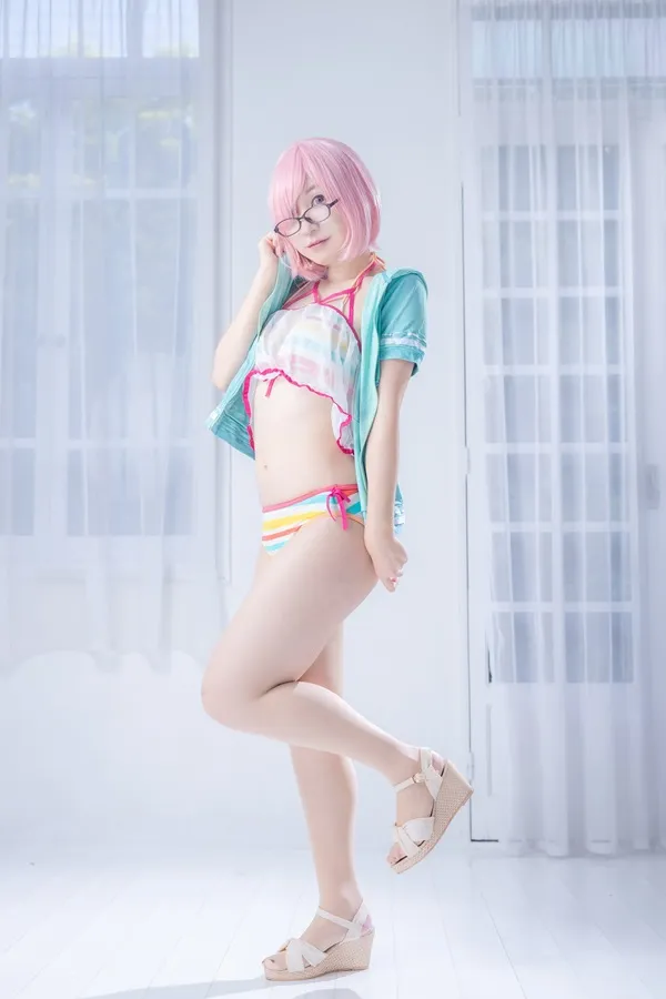 Ảnh mash kyrielight hentai có một người phụ nữ mái tóc màu hồng tạo dáng trong phòng