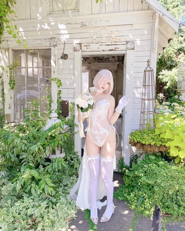 Ảnh mash kyrielight hentai người phụ nữ gợi cảm mặc đồ lót trắng tạo dáng trước nhà