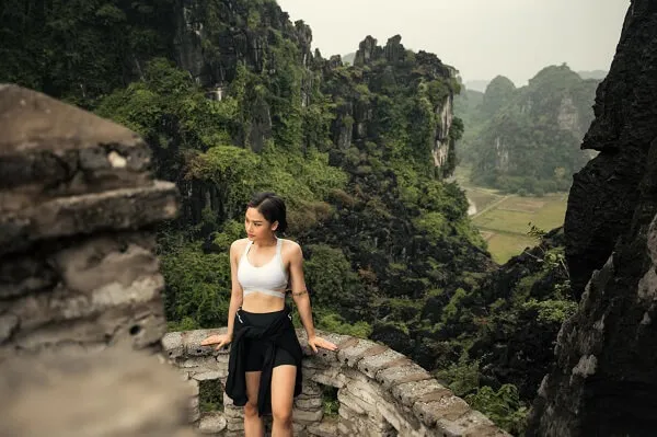 Ảnh miu lê sexy có một người phụ nữ đang đứng trên bức tường đá