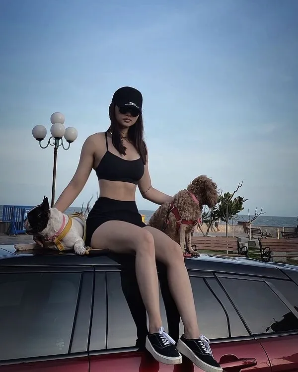 Ảnh sexy của miu lê có một người phụ nữ ngồi trên xe với con chó