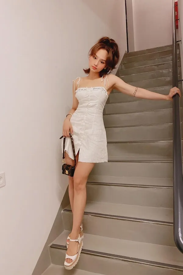 Miu lê ảnh sexy có một người phụ nữ đang đứng trên đỉnh của chuyến bay