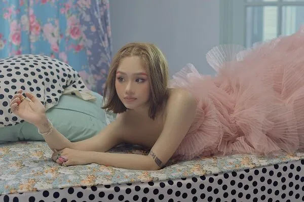 Miu lê sexy có một người phụ nữ trong tutu màu hồng nằm trên giường